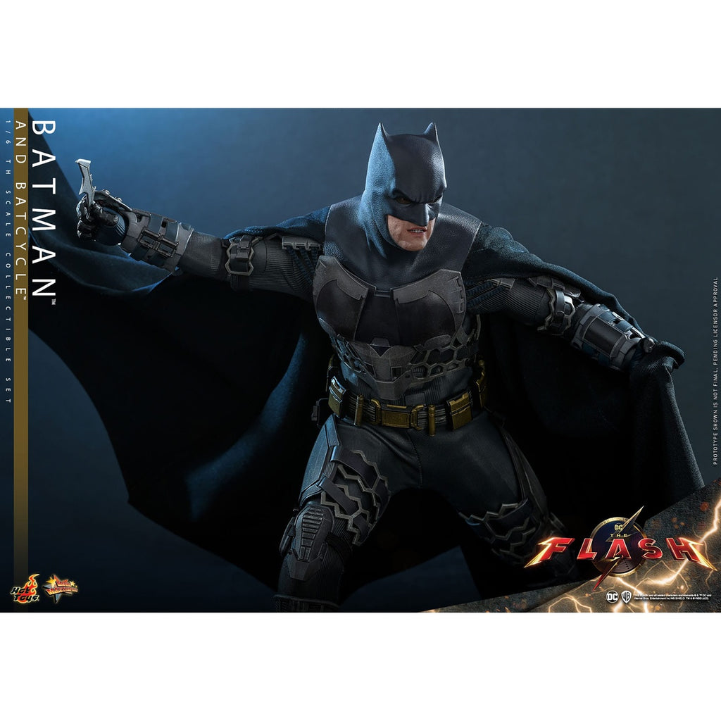 Imagen del producto The Flash Movie Masterpiece figura de acción con vehículo 1/6 Batman & Batcycle set 30 cm