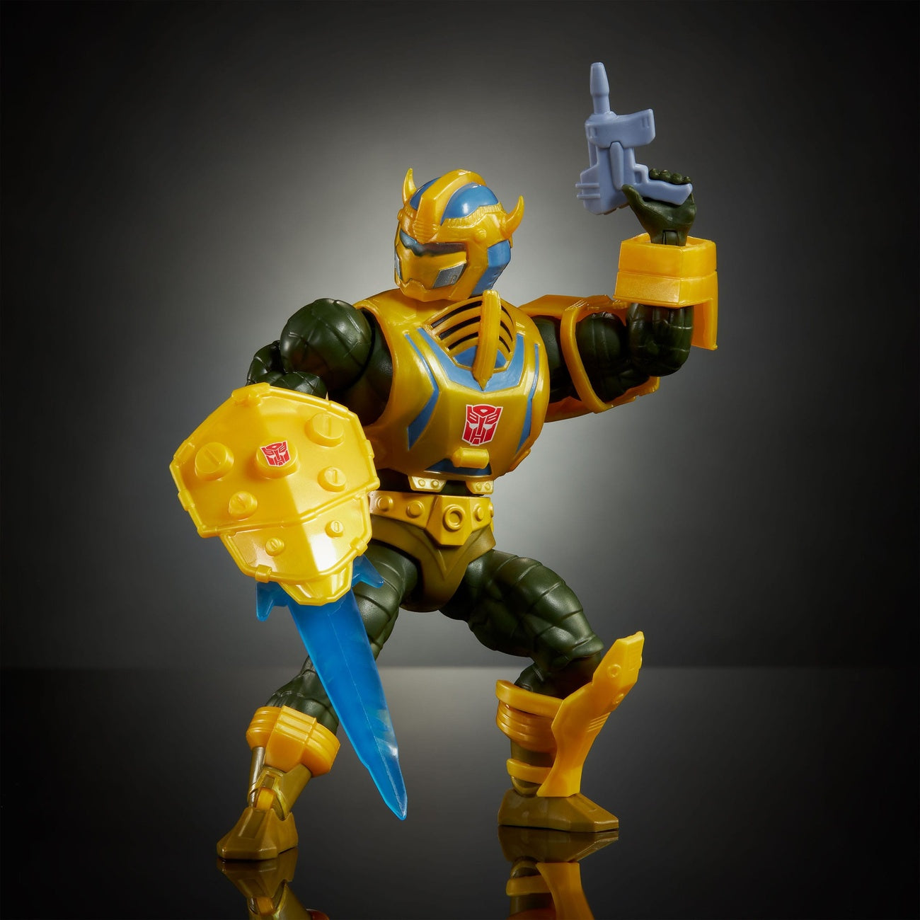 Imagen del producto Masters of the Universe x Transformers figura de acción Bumblebee Armor Man-At-Arms heo Exclusiva europea 14 cm
