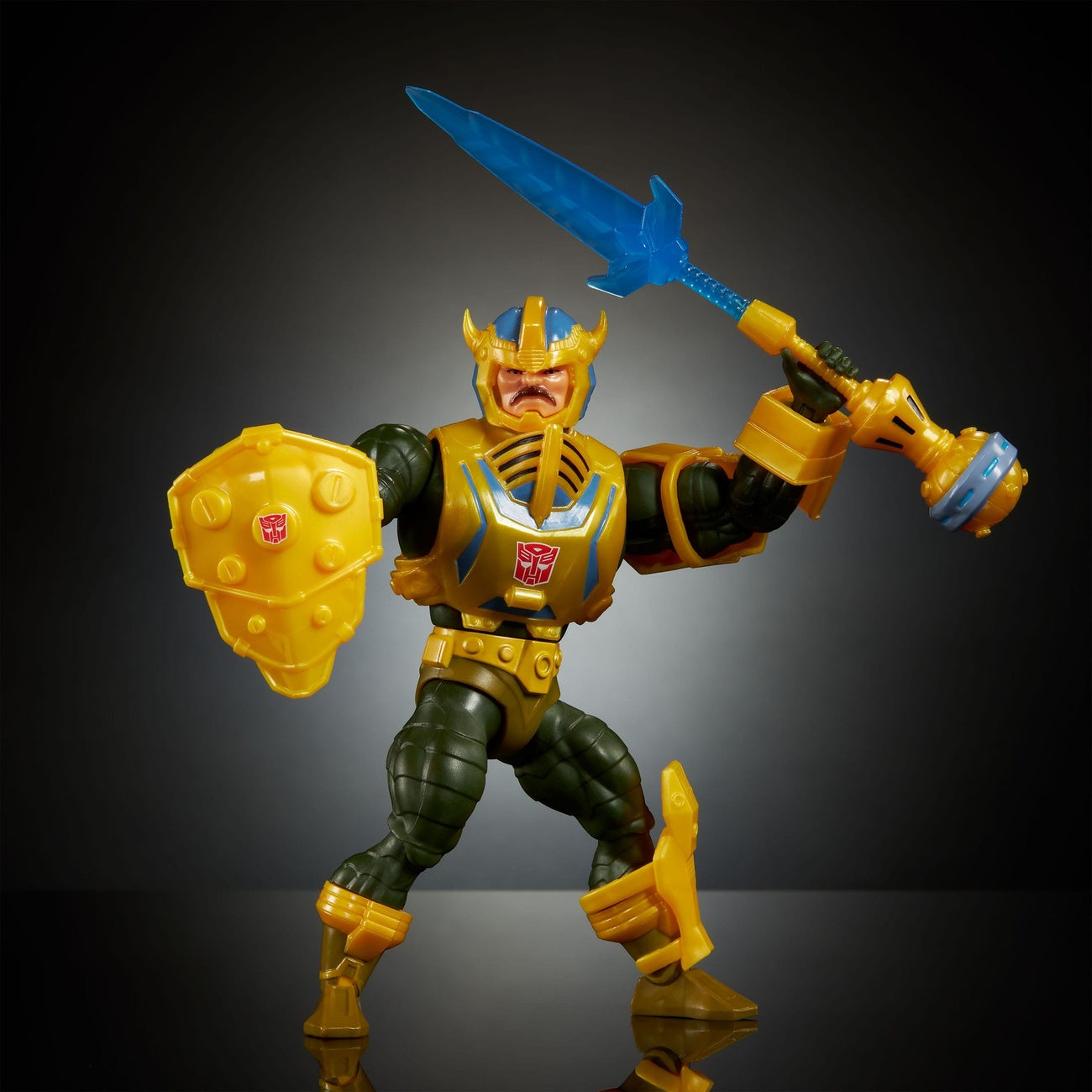 Imagen del producto Masters of the Universe x Transformers figura de acción Bumblebee Armor Man-At-Arms heo Exclusiva europea 14 cm