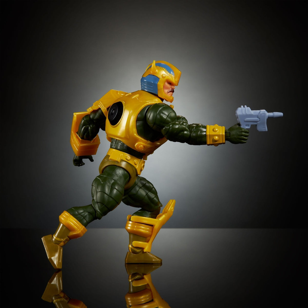 Imagen del producto Masters of the Universe x Transformers figura de acción Bumblebee Armor Man-At-Arms heo Exclusiva europea 14 cm