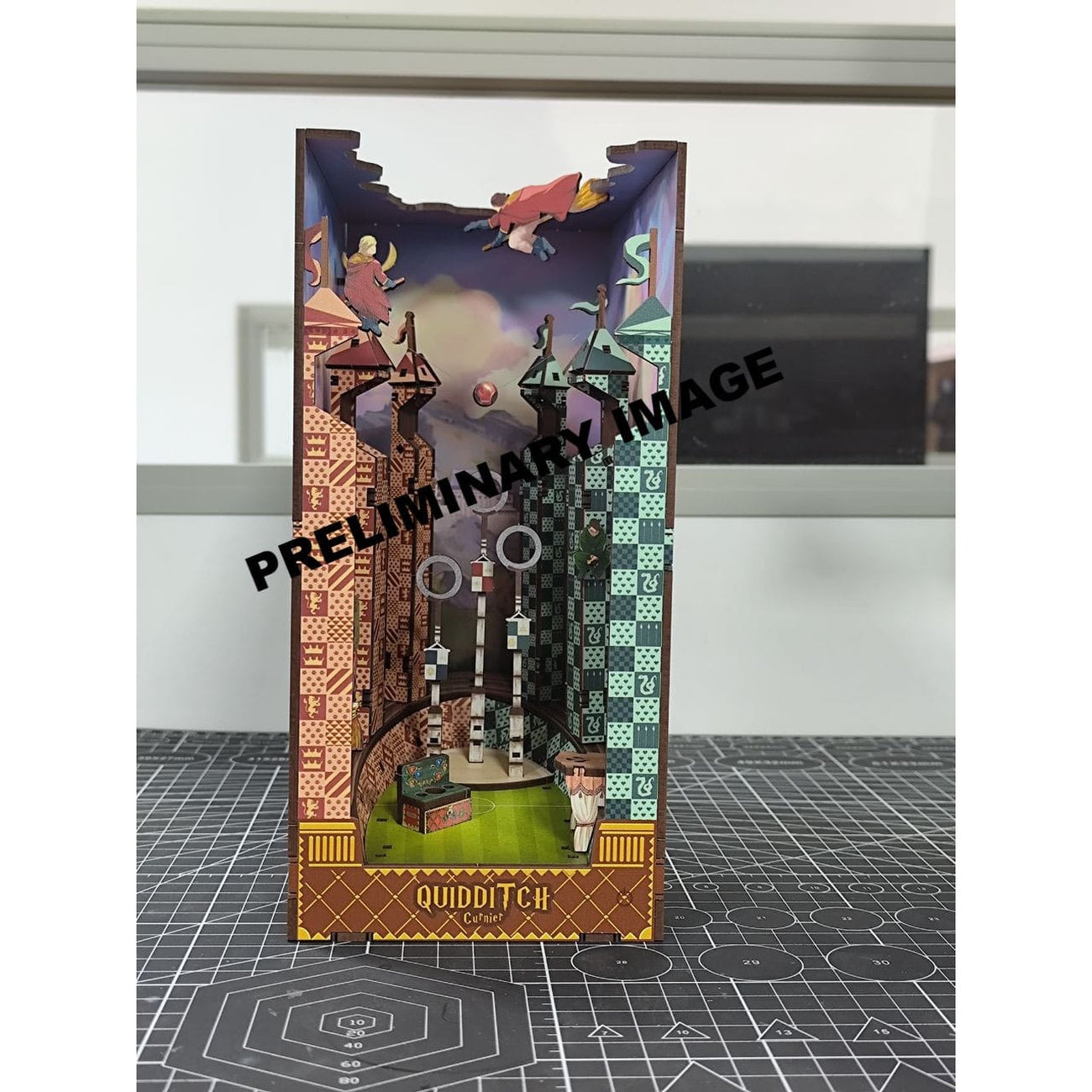 Imagen del producto Harry Potter Tiny Adventures Book Nook Mini Diorama Campo de Quidditch 23 cm