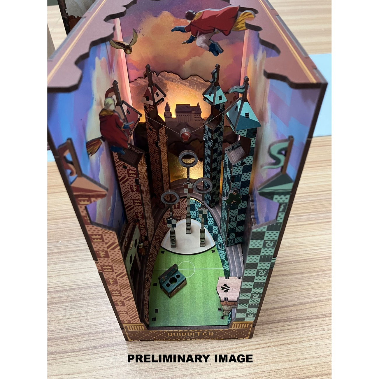 Imagen del producto Harry Potter Tiny Adventures Book Nook Mini Diorama Campo de Quidditch 23 cm