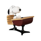 Imagen del producto Peanuts UDF Serie 18 Mini figura Snoopy con escritorio 9 cm