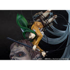 Imagen del producto Attack on Titan Figura PVC 1/7 Levi vs Titán Bestia Ver. 28 cm