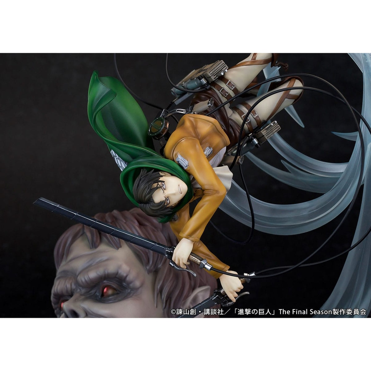 Imagen del producto Attack on Titan Figura PVC 1/7 Levi vs Titán Bestia Ver. 28 cm