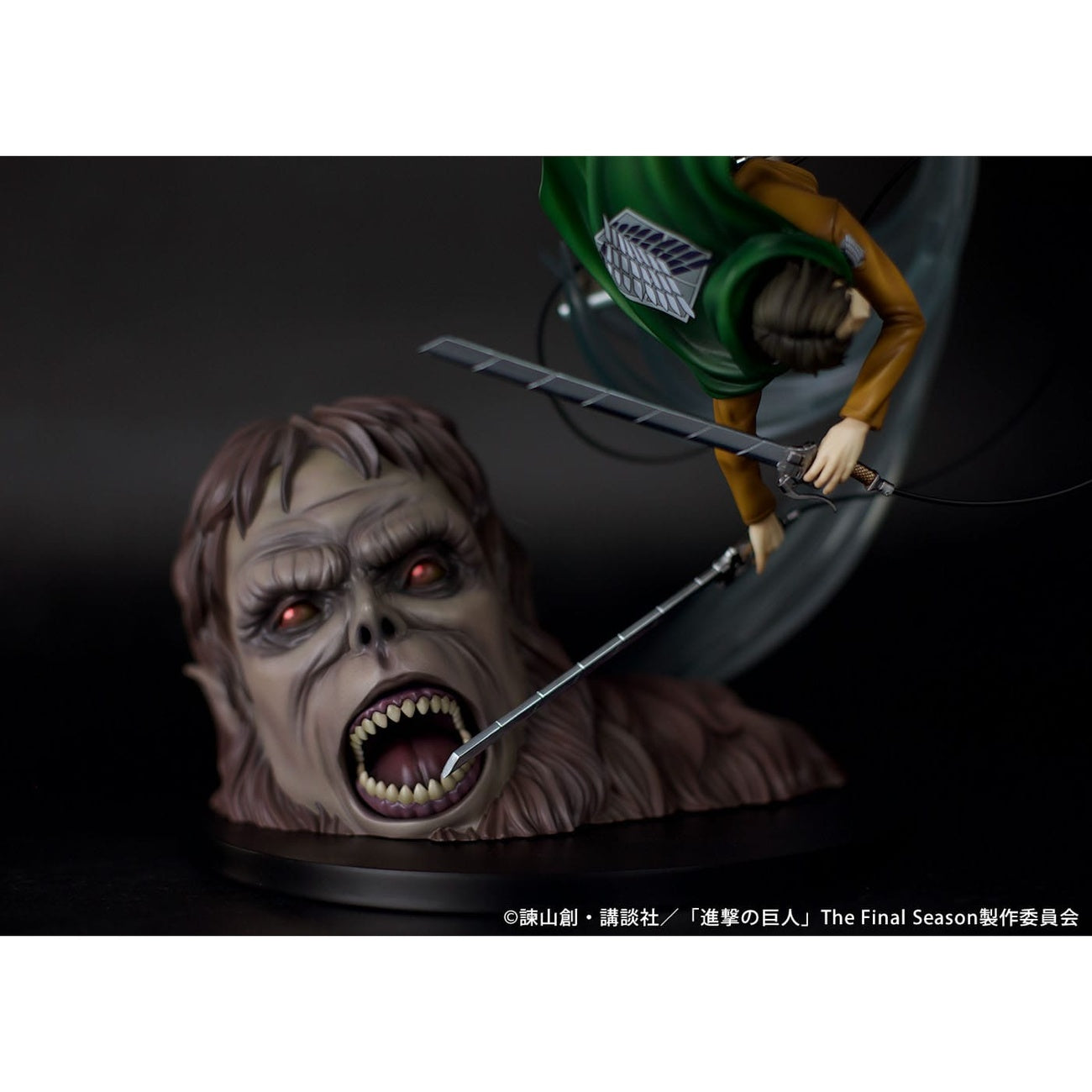 Imagen del producto Attack on Titan Figura PVC 1/7 Levi vs Titán Bestia Ver. 28 cm