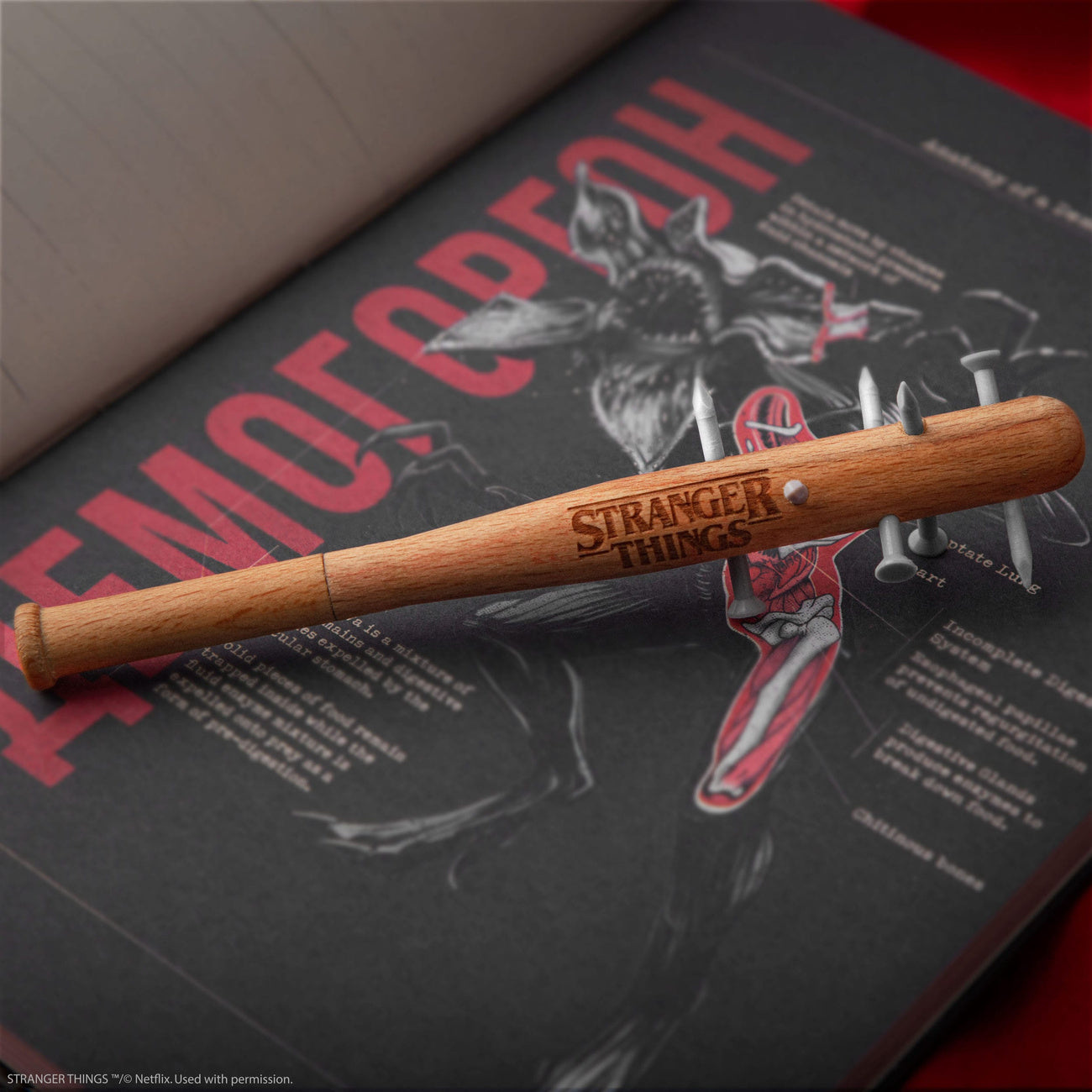 Imagen del producto Stranger Things Bolígrafo bate con pinchos & Pin de Stranger Things