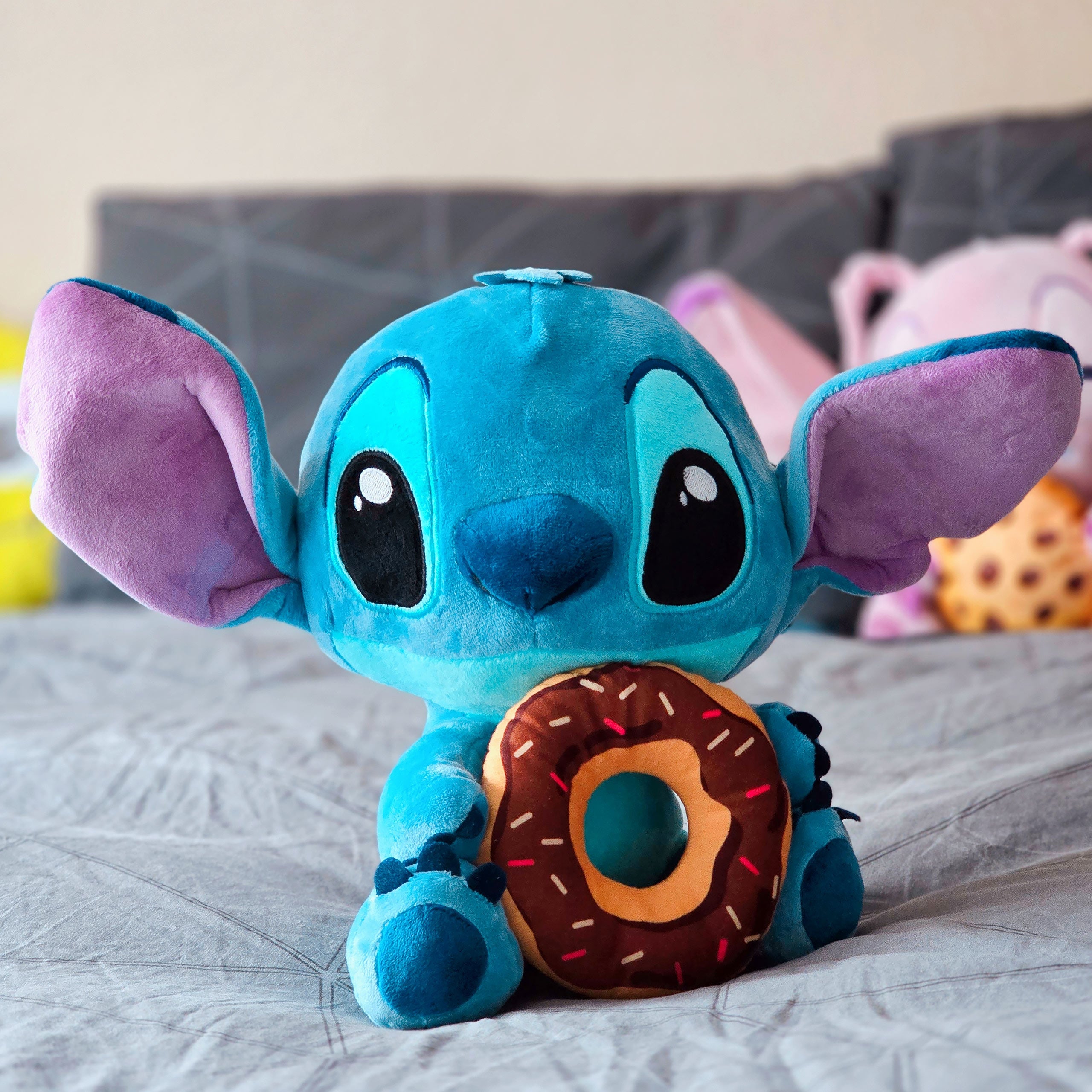 Imagen del producto Lilo & Stitch peluche Stitch con donut 25 cm
