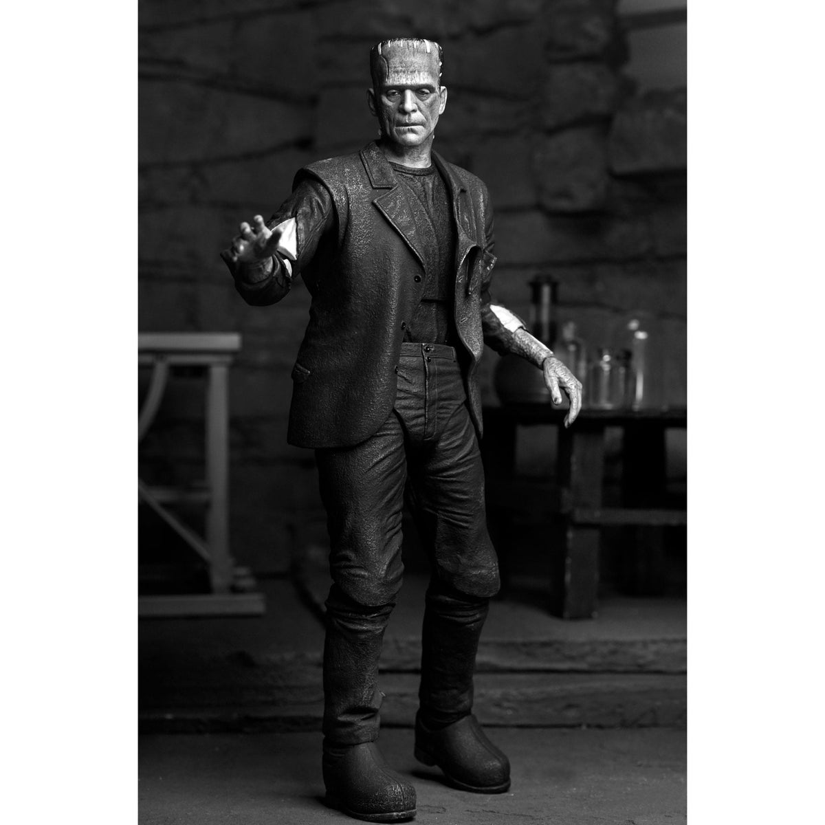 Imagen del producto Figura de acción Universal Monsters Ultimate El monstruo de Frankenstein (Bride of Frankenstein) (B/N) 18 cm