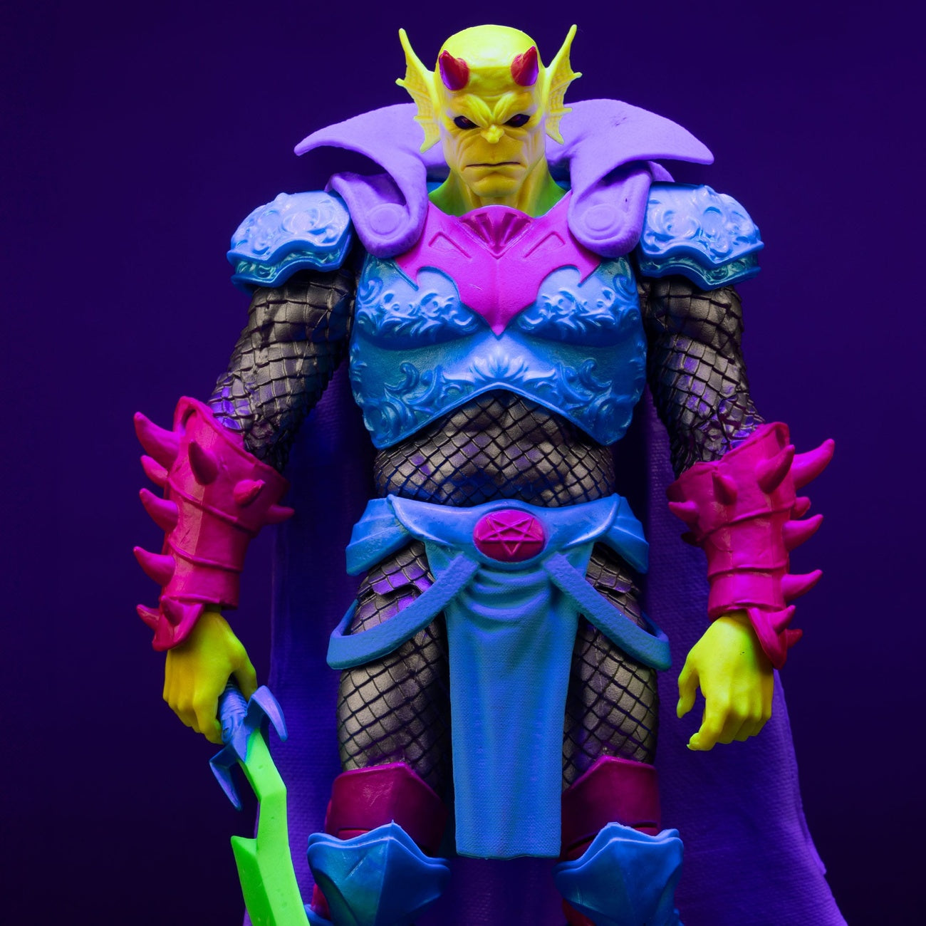 Imagen del producto Figura de acción DC Multiverse The Demon (Demon Knights) Black Light Edition (Gold Label) 18 cm
