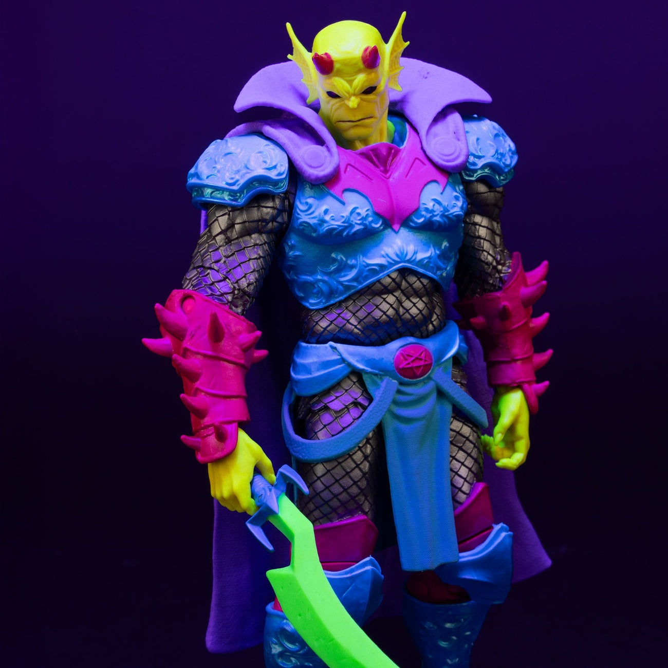 Imagen del producto Figura de acción DC Multiverse The Demon (Demon Knights) Black Light Edition (Gold Label) 18 cm