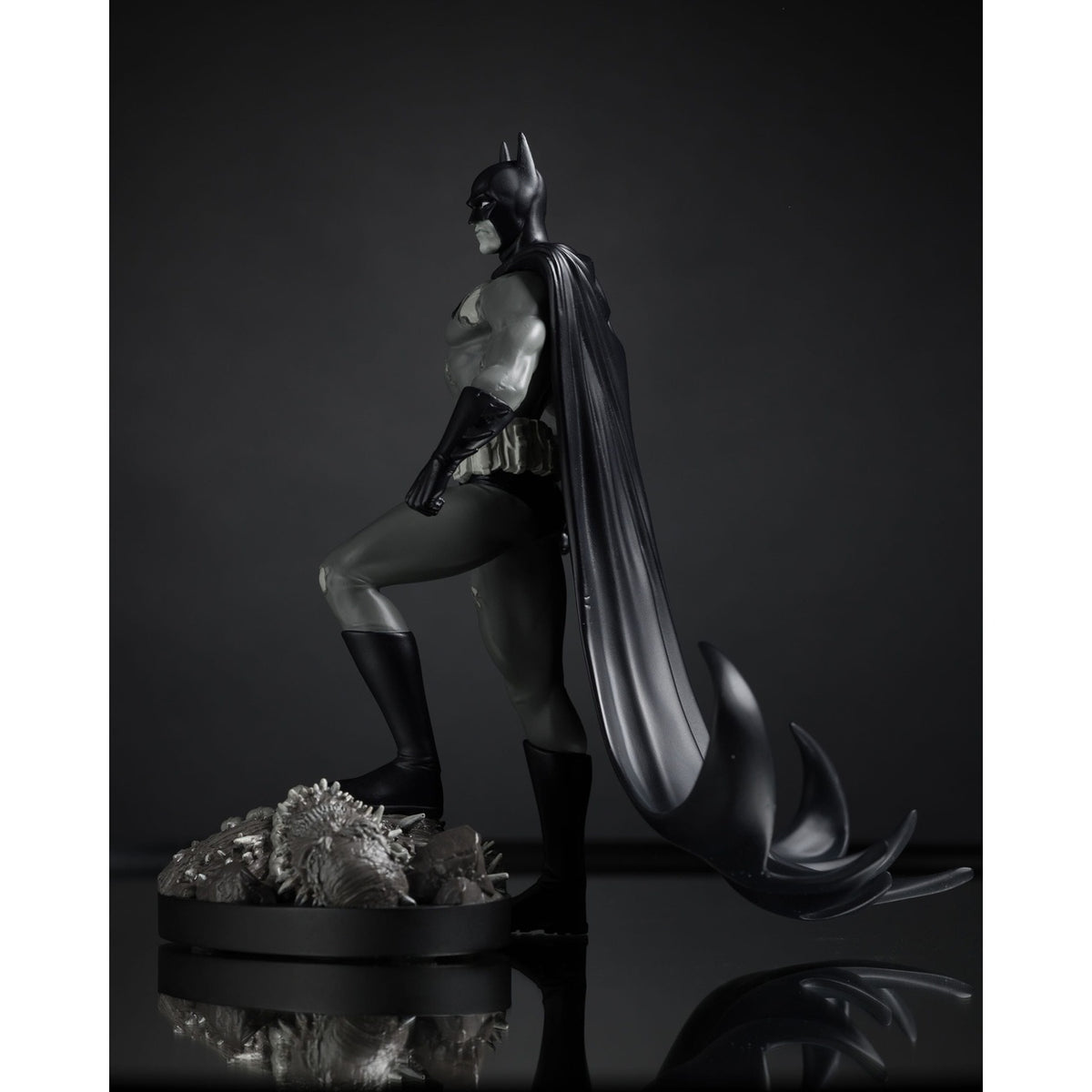 Imagen del producto DC Direct Estatua 1/10 Batman by Bjorn Barends (Black & White) 18 cm