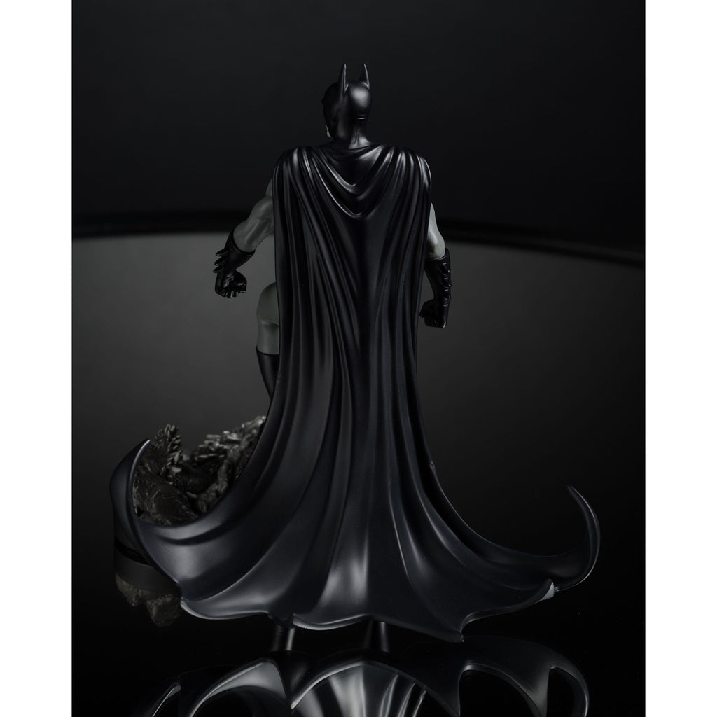 Imagen del producto DC Direct Estatua 1/10 Batman by Bjorn Barends (Black & White) 18 cm