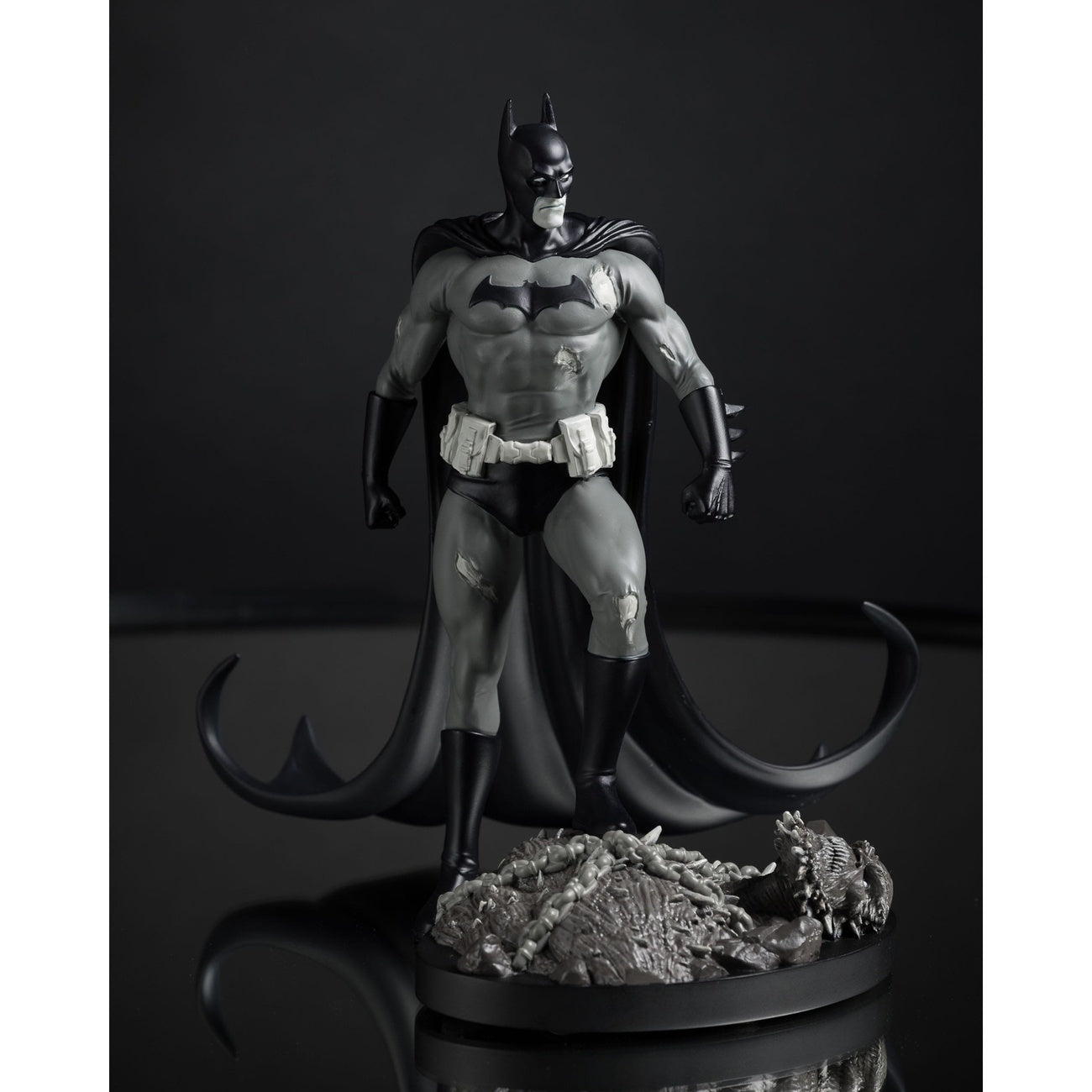 Imagen del producto DC Direct Estatua 1/10 Batman by Bjorn Barends (Black & White) 18 cm