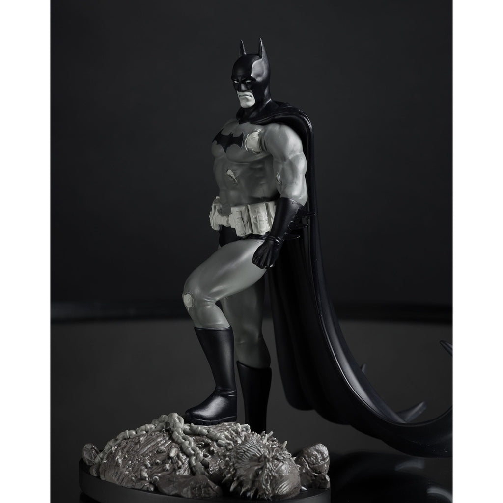 Imagen del producto DC Direct Estatua 1/10 Batman by Bjorn Barends (Black & White) 18 cm