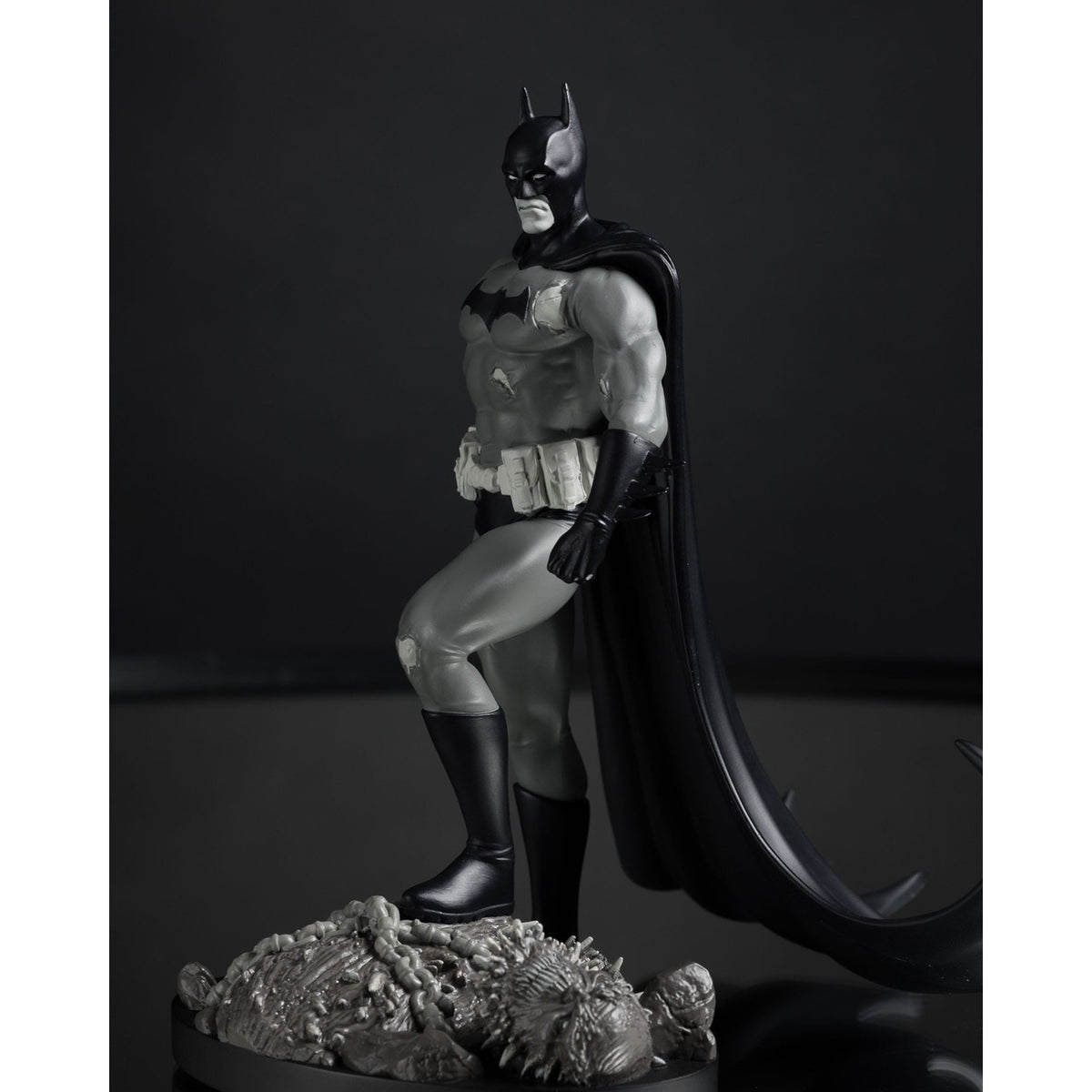 Imagen del producto DC Direct Estatua 1/10 Batman by Bjorn Barends (Black & White) 18 cm