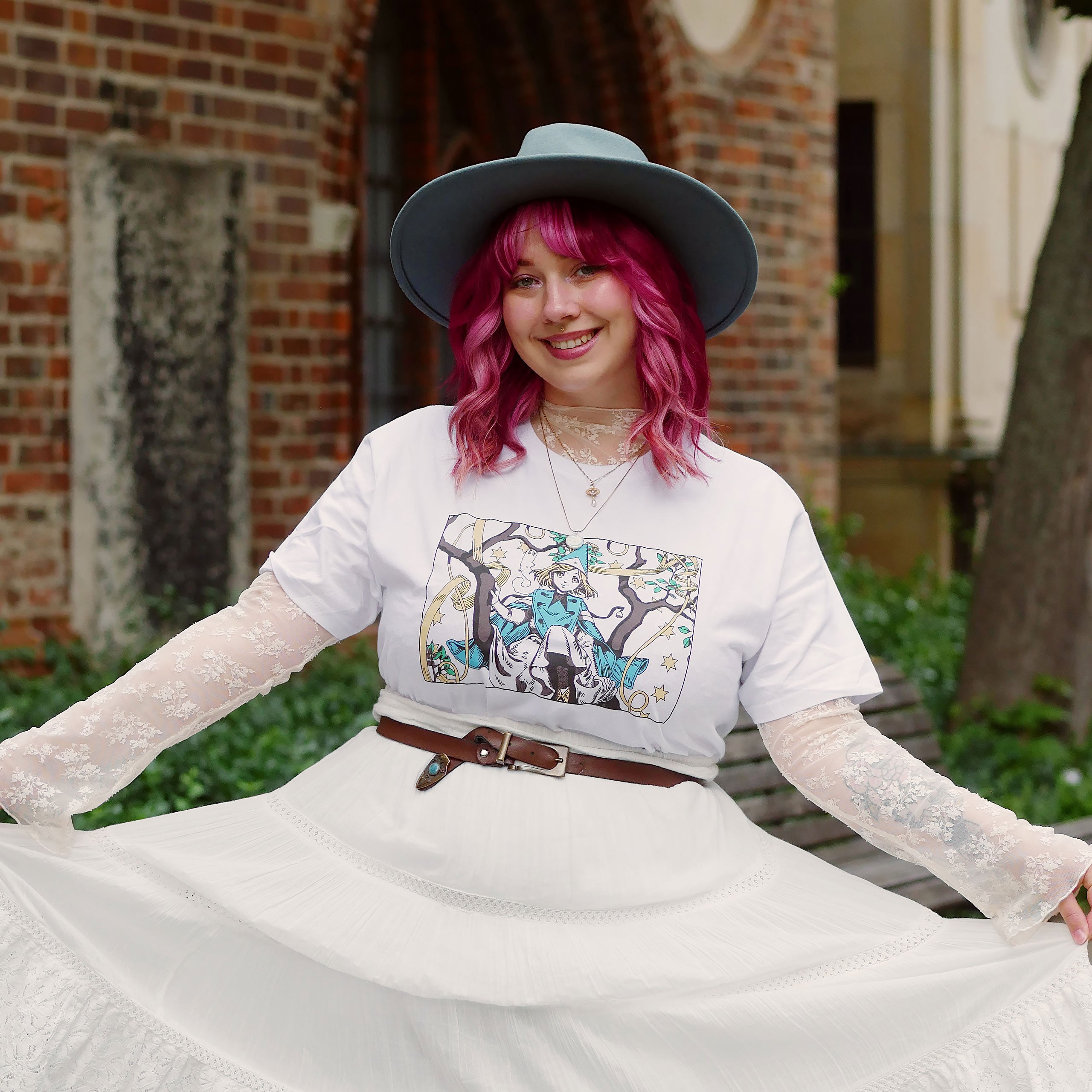 Imagen del producto Camiseta para fans de Coco y Atelier of Witch Hat Edición Limitada blanca
