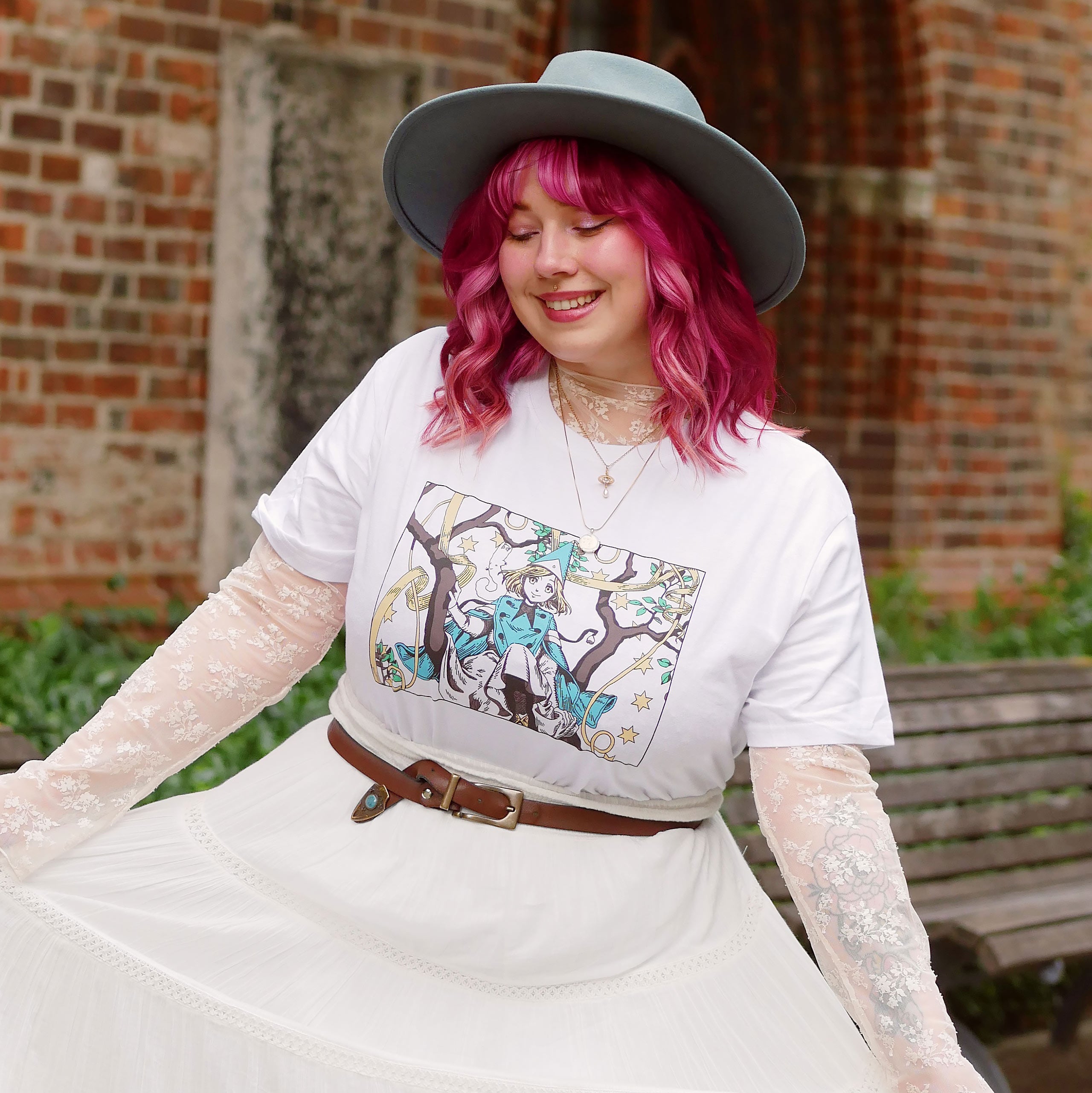 Imagen del producto Camiseta para fans de Coco y Atelier of Witch Hat Edición Limitada blanca