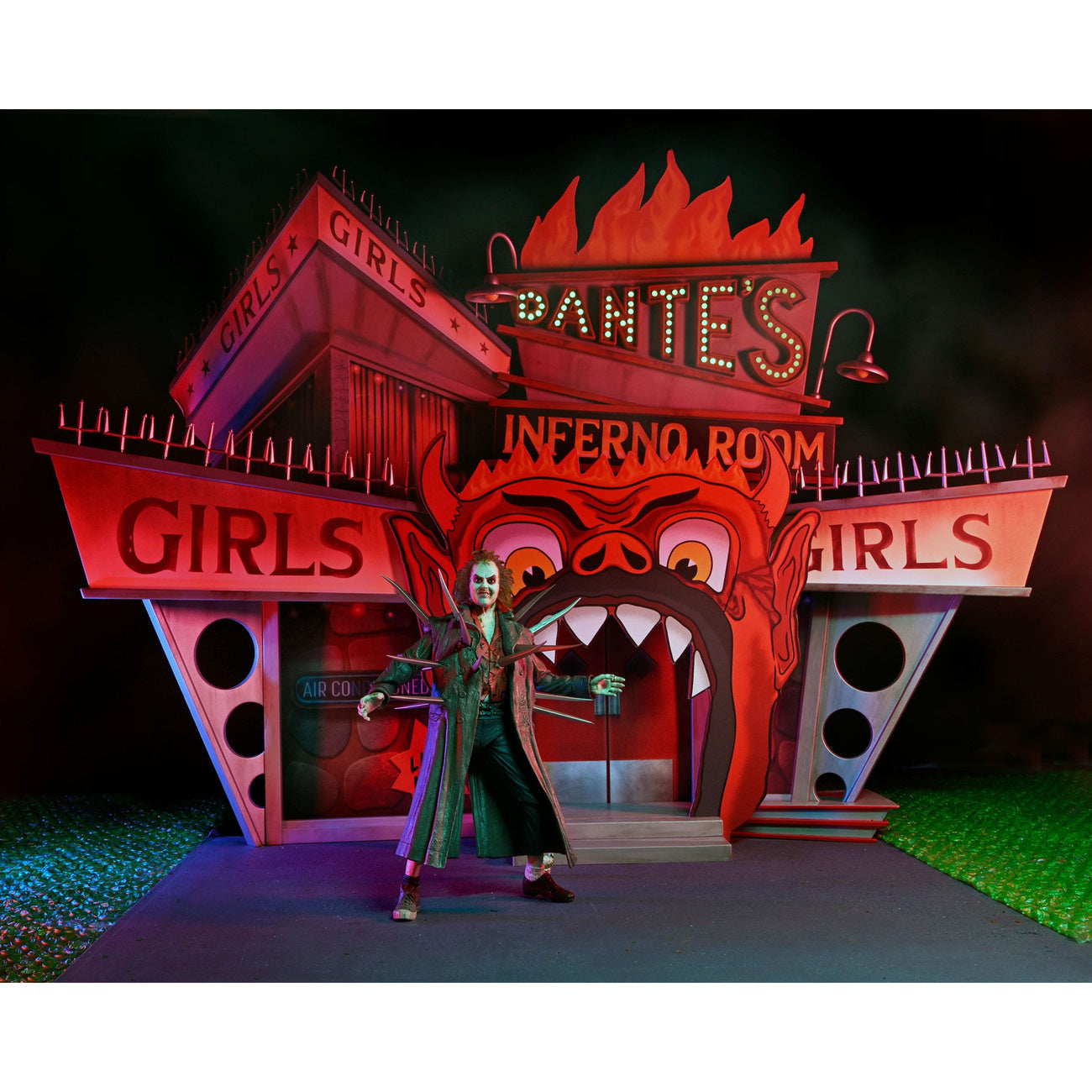 Imagen del producto Beetlejuice (1988) Diorama Trenchcoat with Spikes Inferno