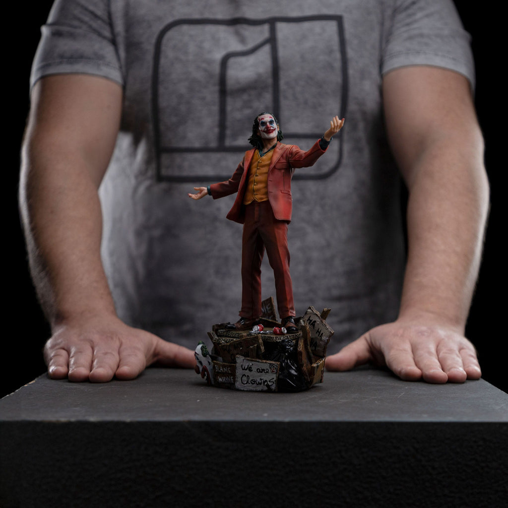 Imagen del producto DC Comics Estatua Art Scale Deluxe 1/10 Joker (Arthur Fleck)