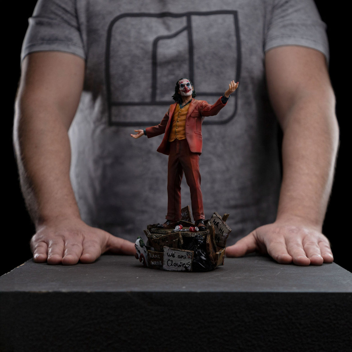 Imagen del producto DC Comics Estatua Art Scale Deluxe 1/10 Joker (Arthur Fleck)