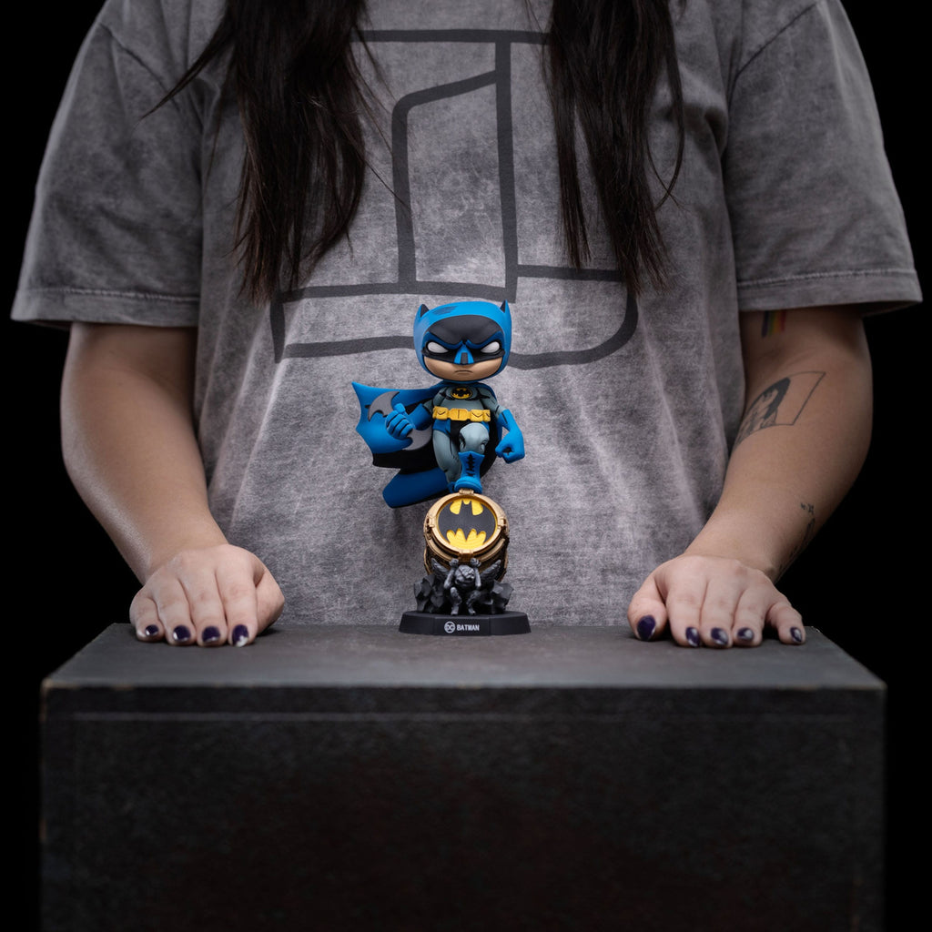 Imagen del producto Figura de PVC Mini Co. Batman on Bat-Signal (Variante azul)