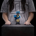 Imagen del producto Figura de PVC Mini Co. Batman on Bat-Signal (Variante azul)