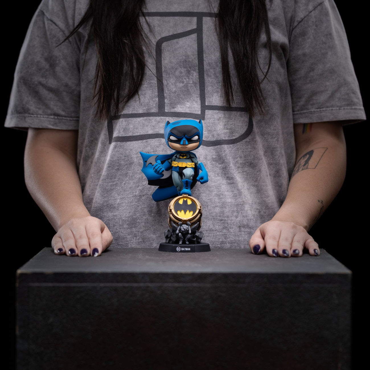Imagen del producto Figura de PVC Mini Co. Batman on Bat-Signal (Variante azul)