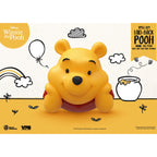 Imagen del producto Winnie the Pooh Hucha pequeña de vinilo Winnie tumbado 17 cm